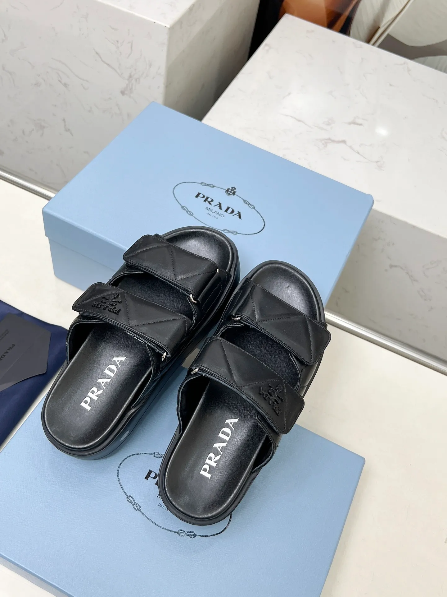 👟👟Ex-factory price 500👟👟 🌸Prada 2025 spring and summer new slippers 💫Velcro sandals The latest catwalk model, classic upgrades, comfort and fashionability coexist. Every color combination looks good, and the design matches different style needs ✅Upper: original customized cowhide ✅Inner lining: original customized sheepskin lining, cowhide feet ✅Outsole: Original molded anti-slip outsole ✅Number of codes: 35-40 (41 customized, non-refundable and non-exchangeable)